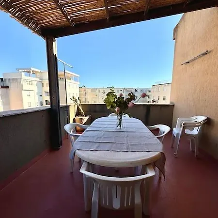 Nura's - Casa Lobelia Beachfront Apartment *