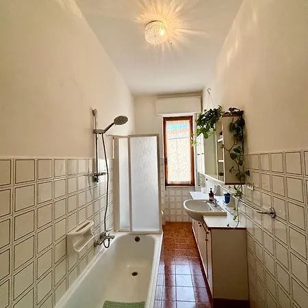 Nura's - Casa Lobelia Beachfront Apartment *